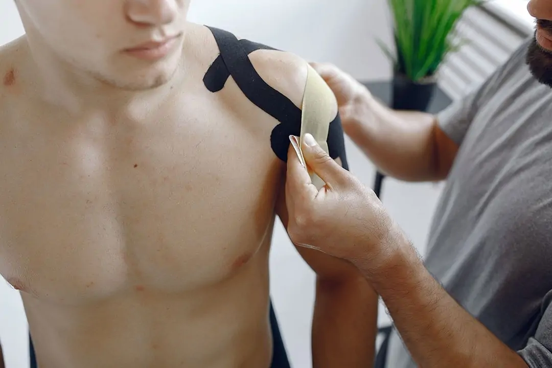 Anlegen eines Kinesio-Tapes am Knie