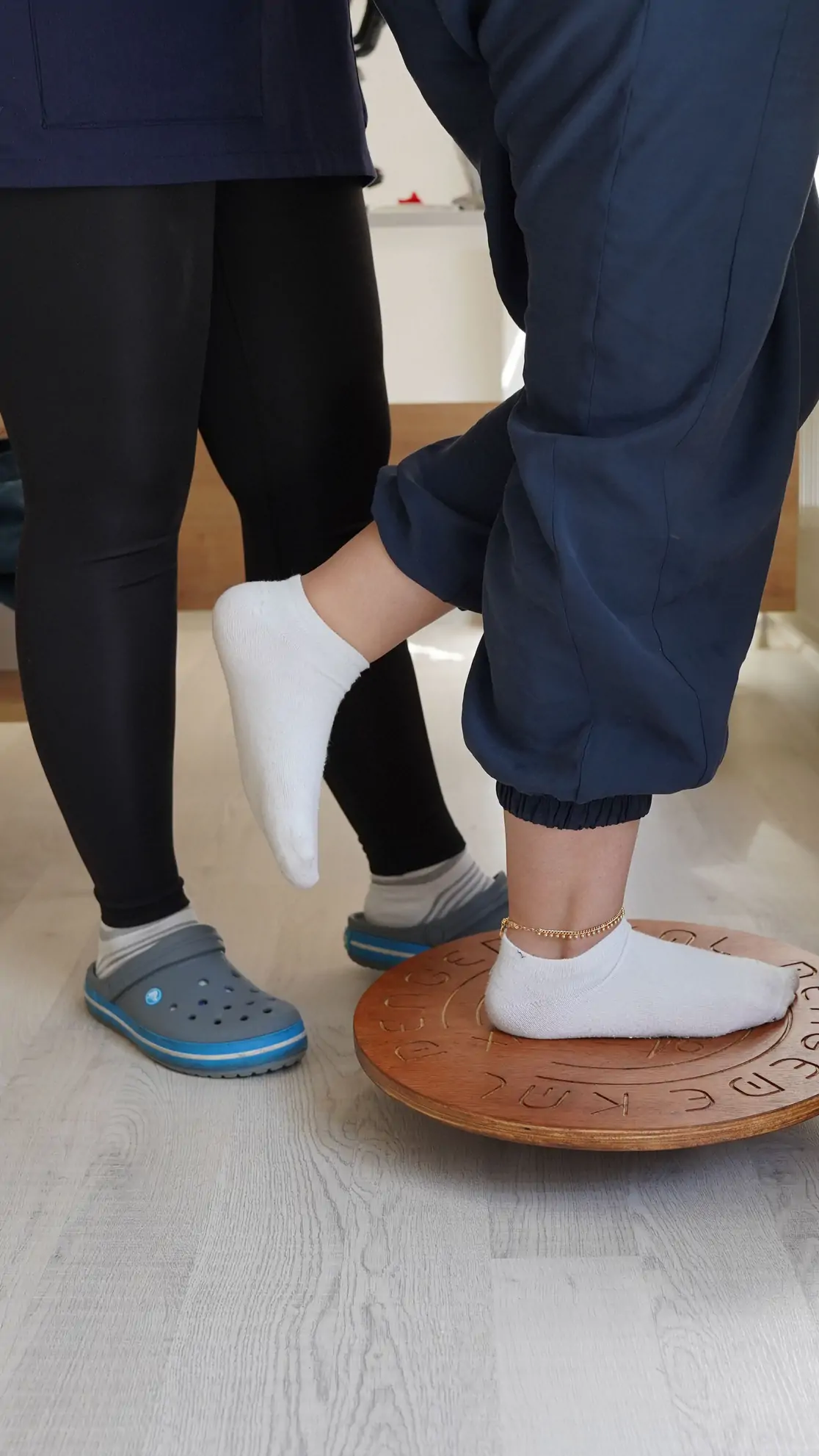 Übung zur Verbesserung des Gleichgewichts in der neurologischen Physiotherapie